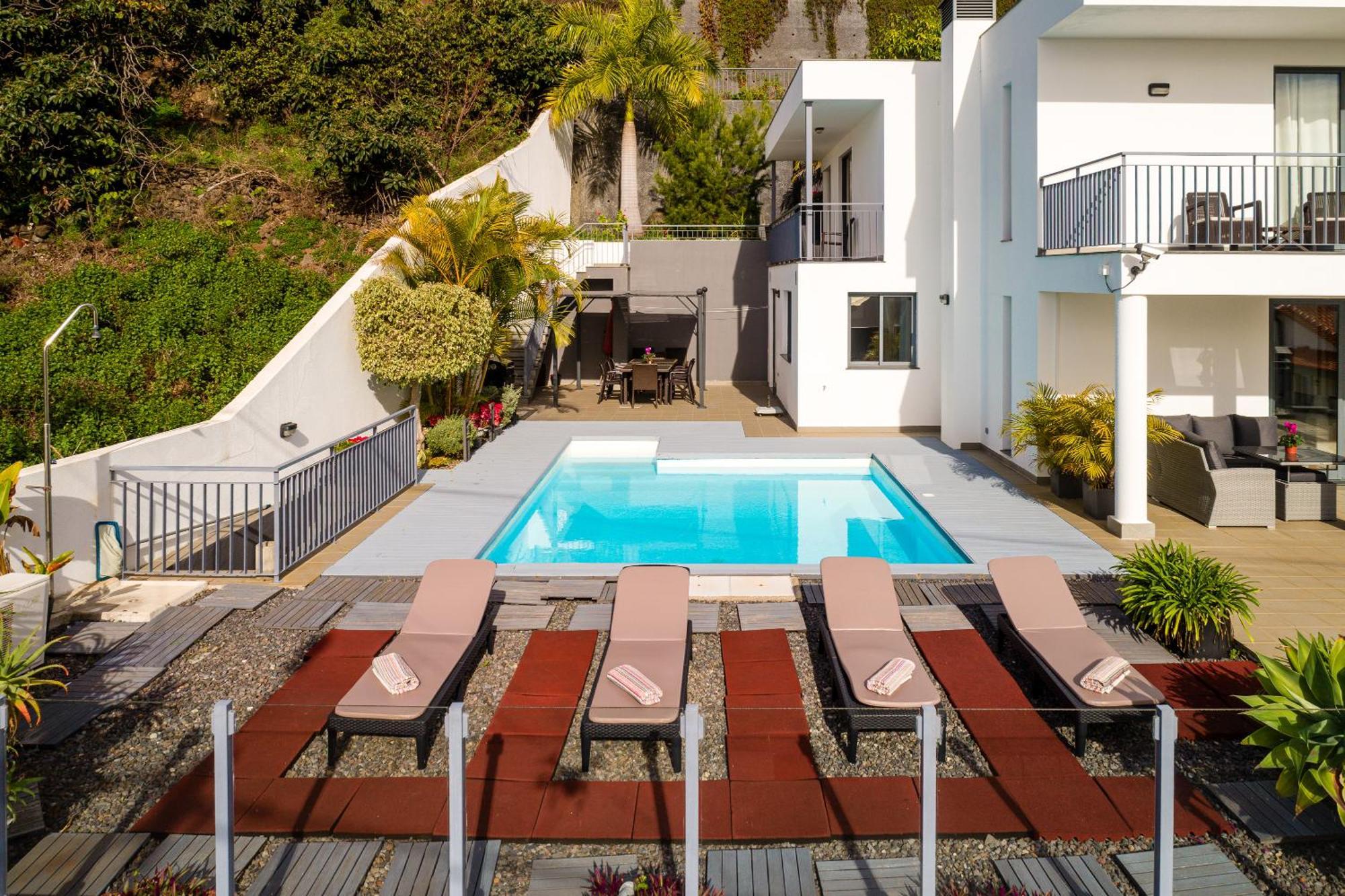 Villa Nunes, Big House With Private Pool *